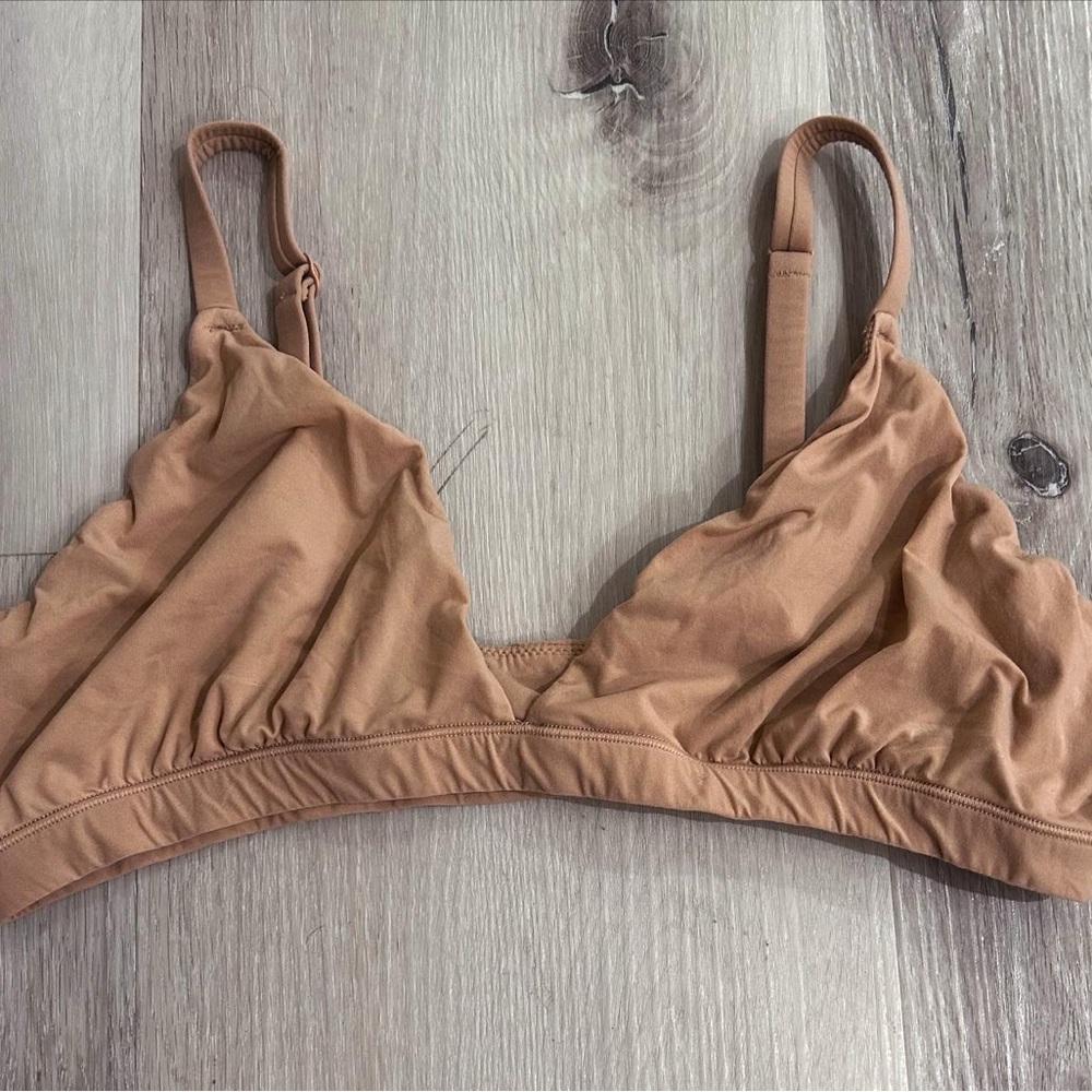 SKIMS Fits Everybody Crossover Bralette in Ochre